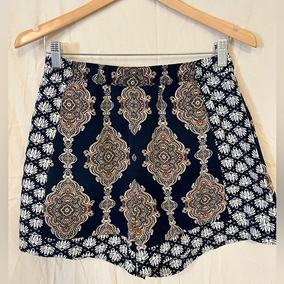 H&M conscious collection women’s shorts. Size 6. - Picture 2 of 3